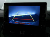 バックガイドモニター付き。車両後方の映像をナビ画面に表示し、駐車などの後退操作をサポートします。