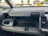 助手席側に小物入れがあります!!