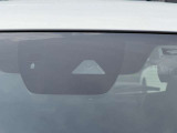 【i-ACTIVESENSE】走行中に前方の車両等を認識し、衝突しそうな時は警報とブレーキで衝突回避と被害軽減をアシスト。より安全にドライブをお楽しみいただけます。