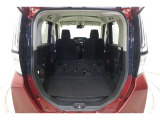 セカンドシートを倒した状態です。セカンドシートは独立可倒、荷物に合わせてラゲッジスペースをアレンジできます。