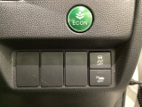 VSA装備車です。VSAはドライバーの操作と車の動きを見守っています。もし車の挙動が乱れたとき、4輪別々にブレーキをかけたり、エンジンパワーをしぼることによって車を安定させます。
