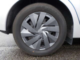 足元を引き締める、純正フルホイ-ルカバ-付きです。タイヤサイズは、185/65R15です。