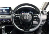 運転中もハンドルでの操作が可能です。特に高速道路等の目が離せない運転時には、便利さだけでなく、安全性も兼ね備えております。