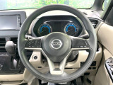 インテリアに合わせたデザインのステアリングは、運転される方のことも考え、運転しやすい形状、大きさです。是非一度、実際に触ってお確かめください。