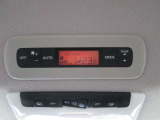 リヤ側にもオートエアコンを装備しております。車内の温度調整をより行い易くなっております。
