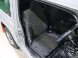程よい硬さとホールド性が高いシートで長時間運転も快適です。