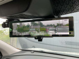 【インテリジェントルームミラー】です。車両後方のカメラ映像がミラー(液晶画面)に写るので、後席の人や荷物が写りこみません。夜間や悪天候でも視界が良好です♪