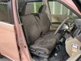 乗降がしやすい運転席。高さが調節できて小柄な方でも運転しやすいポジションをとることができます。