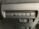 対向車がいないとき、見通しの悪い道路は暗くて怖いですよね。。。こちらのクルマはオートマチックハイビーム搭載です!対向車の有無で自動でハイ・ロウビームに切り替えます。