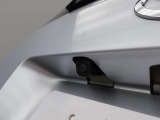 後退時に車両の後ろ側をモニター画面に表示します。車庫入れなどでバックする際に後方確認ができて便利です。車庫入れが苦手な人もこれで安心。