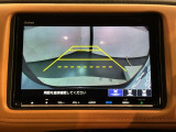 リバースギアに入れるだけで後方の表示へ切り替わります。夜間や雨の日の駐車も楽になりますよ。