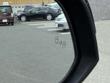 【BSM】ブラインドスポットモニター(BSM)は、死角にいる車両をセンサーで検知し、ドライバーに注意を促すことで、安全な車線変更をサポートします。