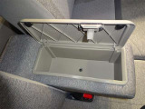 運転席と助手席の間のひじ掛けの中に小物を入れるスペースがあります!