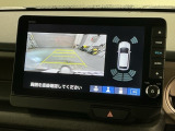 リバースギアに入れるだけで後方の表示へ切り替わります。夜間や雨の日の駐車も楽になりますよ。