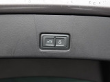 オートマチックテールゲート付き。アドバンストキーのボタンの長押し、運転席のドアのスイッチで開閉できます。