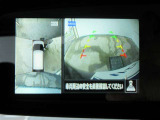 パノラミックビューモニター付きで車両を上から見たような映像をディスプレイオーディオ画面に表示。