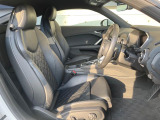 ●前席:ゆったりとしたドライバースペースで、長時間の運転でも快適にお過ごしいただけます。