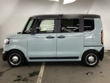 限られたスペースでも、スライドドアなら開閉がスムーズ!隣の車や壁にぶつかる心配がありません。