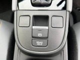 電子制御パーキングブレーキを採用!発進時にアクセルを踏めば自動的に解除されます(※運転席のシートベルトが装着されている時のみ作動)