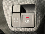 指先だけで簡単に操作が可能な電動パーキングブレーキを採用。「HOLD」スイッチを押すと、渋滞や信号待ちなどでブレーキペダルから足を離しても、ブレーキを保持するので安心です