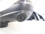 助手席側で見えにくい左前方の映像を、車内のディスプレイに映し出します。前方への駐車や左寄せ、狭い道でのすれ違いなど、さまざまなシーンで安心して運転できる便利な機能です。