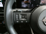 運転走行も画面に触れることなく手元操作が可能な便利なハンドルリモコン。