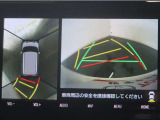パノラミックビューモニター付きです。車両を上から見た様な映像を画面に表示。運転席からの目視だけでは見にくい、車両周辺の状況をリアルタイムでしっかり確認出来ます。