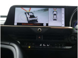 サイドクリアランスビュー表示中に、旋回時の運転操作に合わせて自動で車両を斜め後方から見たような映像を表示。