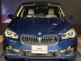【BMWの伝統-1】BMWの特徴的な&ldquo;キドニーグリル&rdquo;は、80年以上続く伝統の形でございます。変わらないこだわりのデザインが、プレミアムブランド&ldquo;BMW&rdquo;を創り出します。