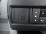 通常のUSB入力端子の他にスマホ充電に対応したUSB-C端子を所装備!