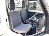 運転席と助手席の間の足元が空いているため、助手席側への移動がスムーズ。運転席側から乗り降りしづらい時に便利です。