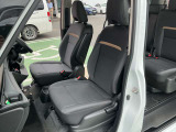 運転席・助手席の足元は広く、ゆったりとしたスペースを確保しています。