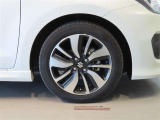 純正のアルミホイール装着車です。タイヤサイズは185/55R16です。