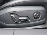 Audi正規ディーラーが高品質をお約束。高度な訓練・教育を受けたAudi専任メカニックが、100項目にもおよぶ精密な点検を実施。すべてクリアしたAudi車だけ、あなたのお手元に届けられるのです