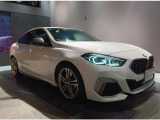 【BMWの伝統-1】BMWの特徴的な&ldquo;キドニーグリル&rdquo;は、80年以上続く伝統の形でございます。変わらないこだわりのデザインが、プレミアムブランド&ldquo;BMW&rdquo;を創り出します。