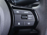 【アダプティブクルーズコントロール】ステアリングのスイッチを操作するとミリ波レーダーで先行車との距離を測定。設定を適切に保ちながら加速・減速、さらに停止まで自動に追従します。
