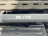 【BLITZタワーバー】お車の剛性を高めるタワーバーを装備。よりスムーズなコーナリング走行が可能となり、走りも楽しめます。