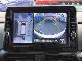 クルマを上空から見下ろしているような映像が画面に映し出されます。ミラーだけでは見え辛い箇所も含め、ひと目で周囲の状況がわかるためスムースに駐車できますね。安全な駐車の手助けになります!