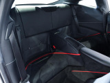 リアシートは倒すことでトランクルームと貫通し、長尺のお荷物も積むことができます。