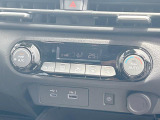 【オートエアコン】一度お好みの温度に設定すれば、車内の温度を検知し風量や温度を自動で調整。暑い&hellip;寒い&hellip;と何度もスイッチ操作をする必要はありません。快適な車内空間には必須の機能ですね♪