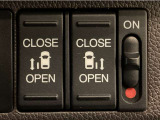 【両側パワースライドドア】両側がパワースライドドアになっており、運転席のスイッチやスマートキーでも開閉が可能です!開口部も広いので乗り降りも楽々♪