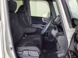 フロントシートはベンチシートです。ベンチシ―トは運転席と助手席の移動もスムーズ。狭い駐車場での乗り降りに便利です。