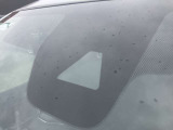 フロントガラスの上部には衝突軽減ブレーキの装置も付いており、より安全に運転を楽しんでいただくことができます。