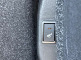 【シートヒーター】座席の内蔵ヒーターで身体を直接温める機能。エアコンより早く温まり、冬の車内でも即座に快適です。エンジンの温まりを待たずに済むため、寒い朝の始動直後に重宝される必須の快適装備です。