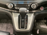 5速AT車のセレクトレバーです。低速から高速までスムーズな走りを実現するとともに、エンジン効率のよい領域を維持することで燃費にも貢献します。