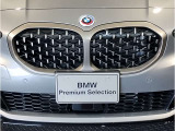 【キドニーグリル】BMWは約90年もの間、ほぼ全ての車両にひと目でBMWだと分かるこの特徴的なフロントグリルが備えられ、デザイン・アイコンとして親しまれてきました。