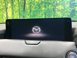 【12.3インチマツダコネクト】車内の雰囲気にマッチした大型ディスプレイ。スマホ接続でのナビ使用やBluetooth再生等、様々な機能が楽しめます。直感的なダイヤル操作が可能で、使い勝手も良好です。