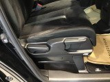手動のレバーを使って、シートの高さや背もたれの角度を変えることができます。