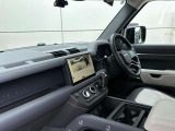 ムダのないインテリアデザインは運転席にお座りいただくと、上質なシートがお客様を包み込みます。ステアリングも握りやすい設計になっておりますのでとっさのハンドル操作も可能です。