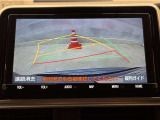 バックガイドモニター付きです。車の後方に小型カメラが付いており、バックする際の後方の様子をモニター上に表示します。
